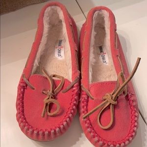 Minnetonka Girls pink shoes Size 1
